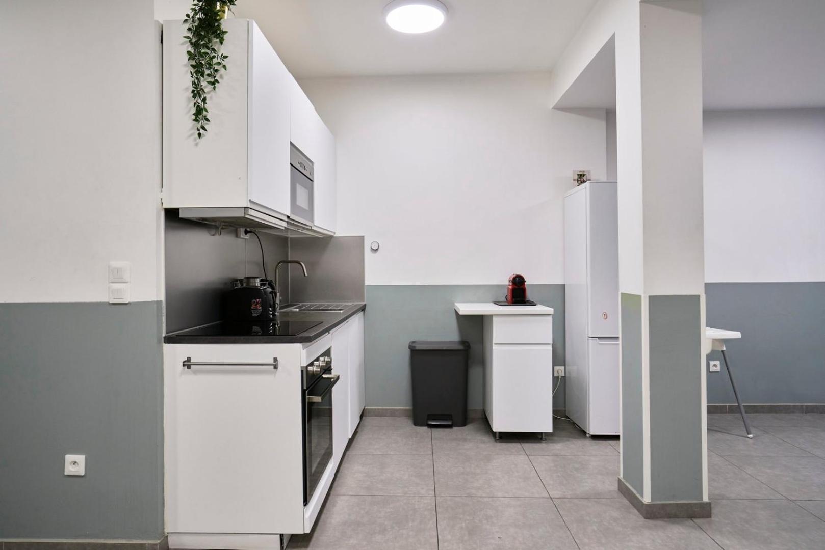 4 Bedroom With Parking ! Appartamento