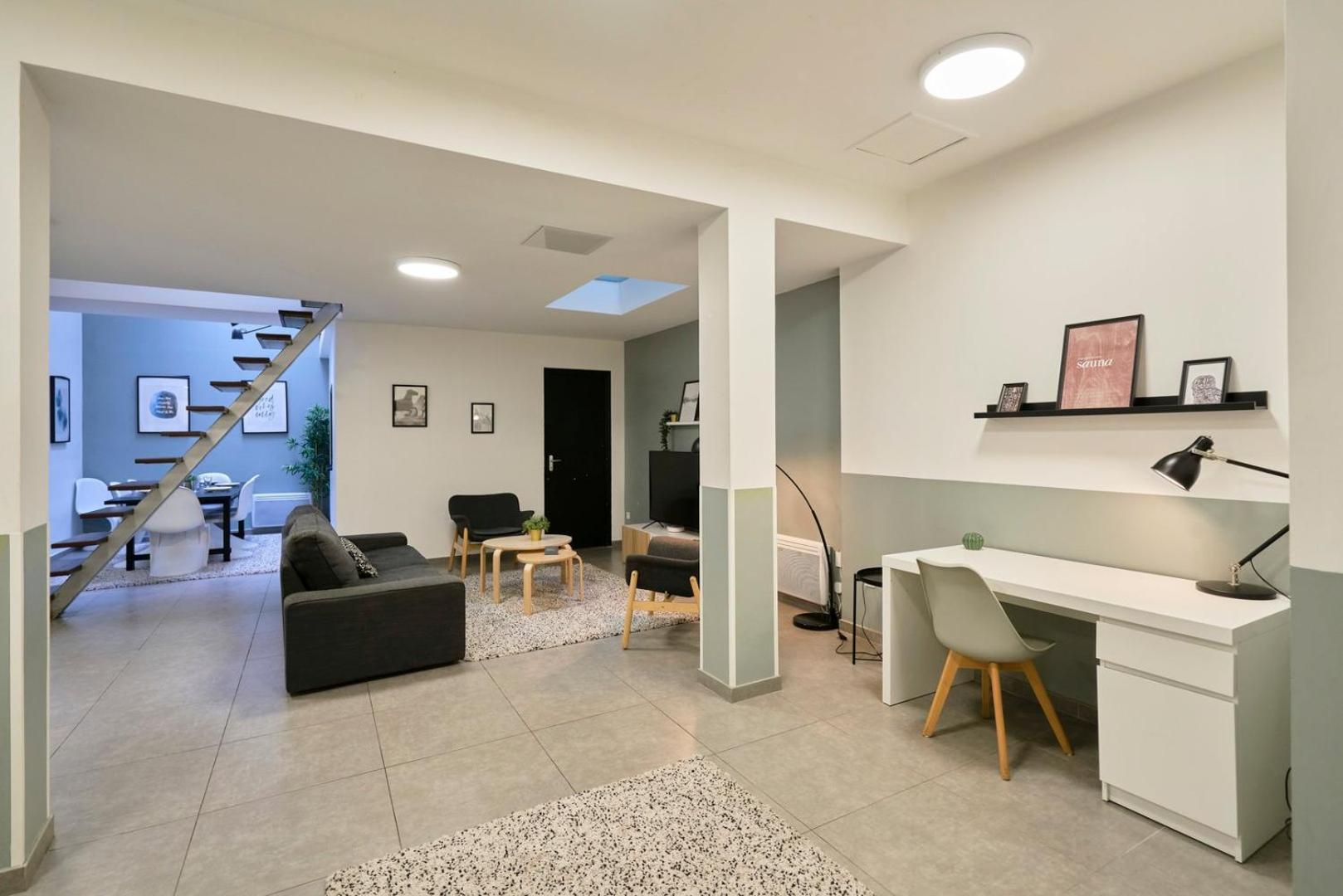 4 Bedroom With Parking ! Apartment *
