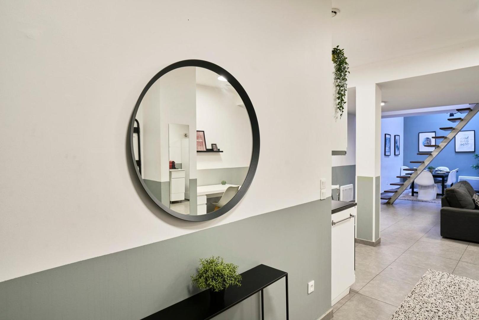 4 Bedroom With Parking ! Appartamento