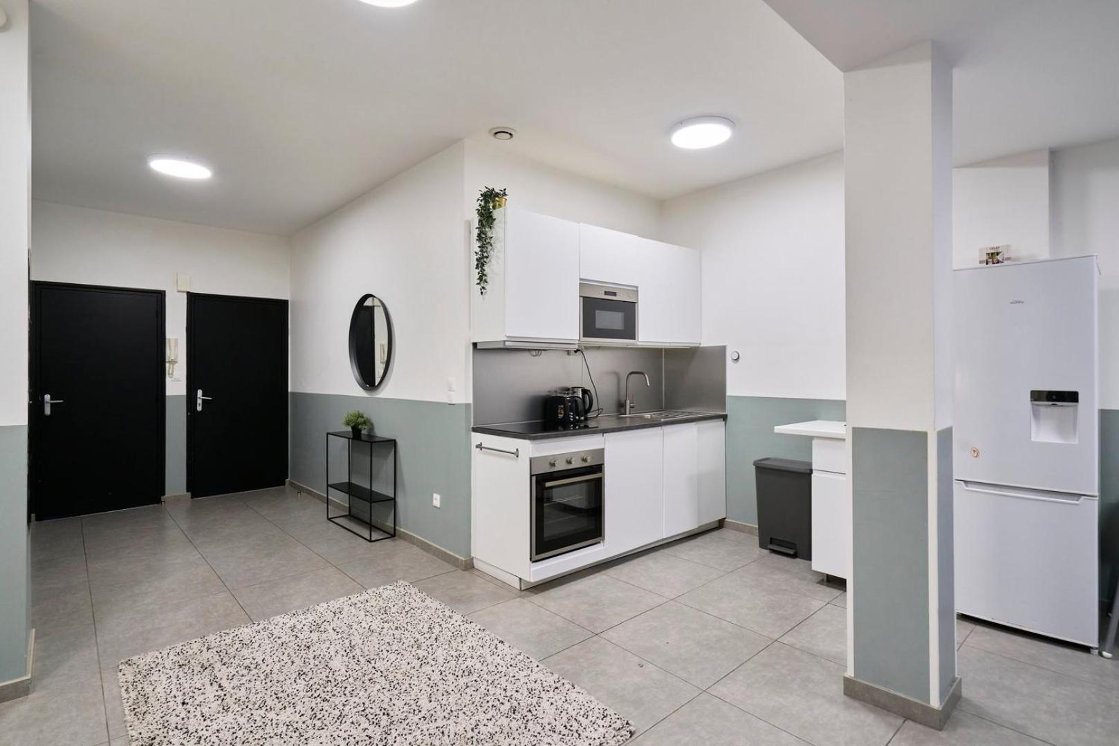 4 Bedroom With Parking ! Appartamento